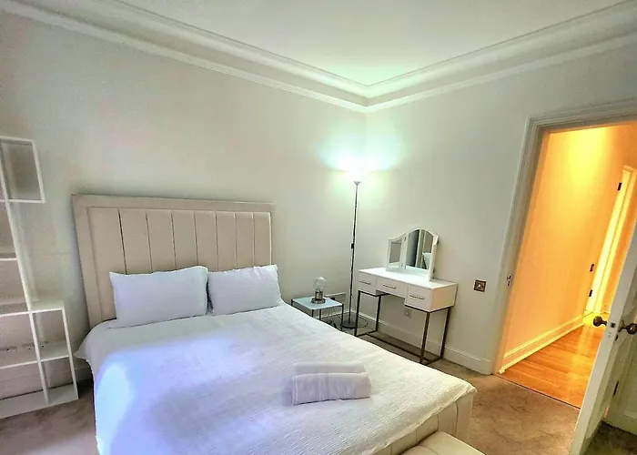 One Bedroom Flat With Private Terrace In Queen\'S Gate