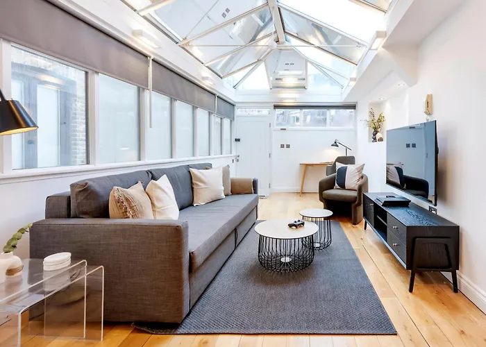 2 Bedr, 3 Beds, 2 Bath Covent Garden 3-Min Subway