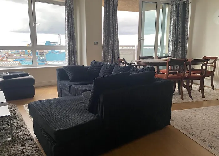London Apart 2 Bed Parking Balcony River View