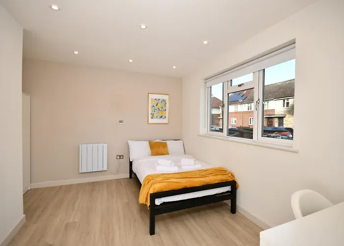 Morden Stratford Room 1 With Shared Bathroom