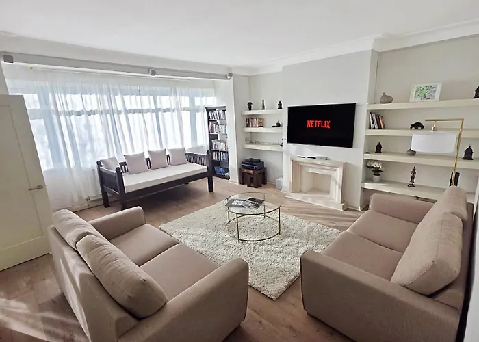 Spacious 3Br Home In Heart Of Wimbledon