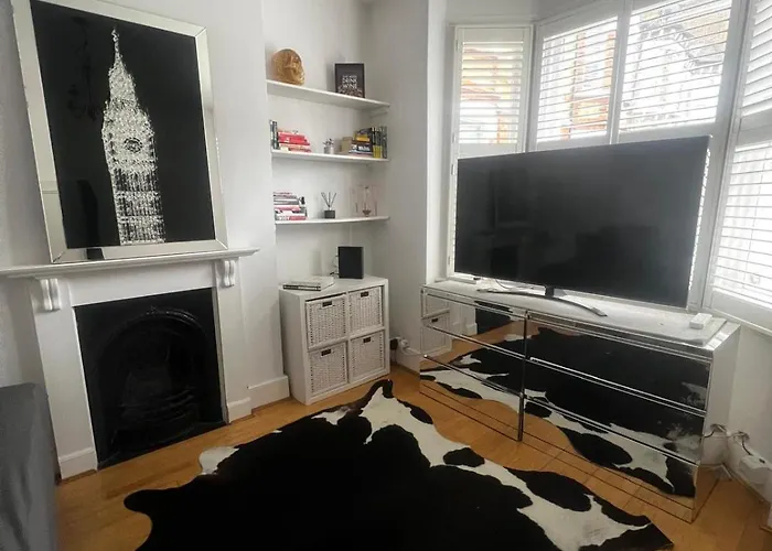Spacious 1Bdr Moments From Clapam Junction Station