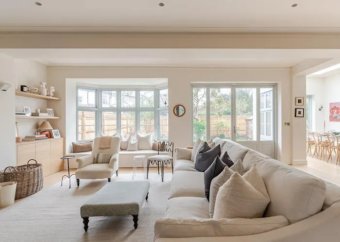 Luxury Open Plan 5 Bed House With Garden & Parking