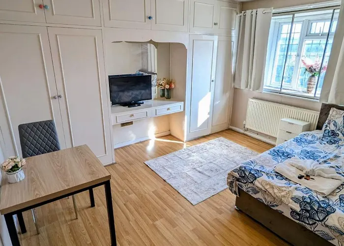 Bright And Spacious Double Room In Hampstead Garden Suburb