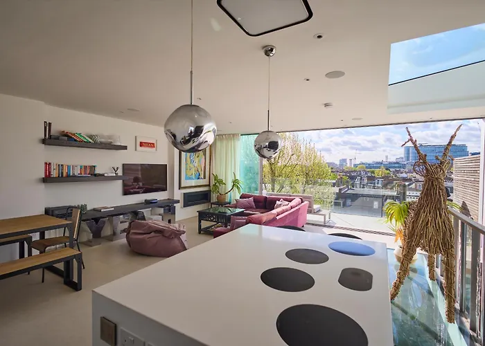 Modern Central London Penthouse With Balcony & Views
