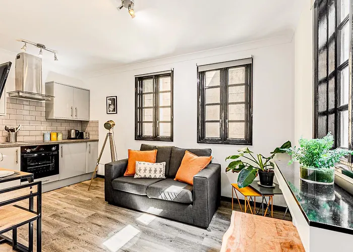 Langdon Apartments, Bouverie Place