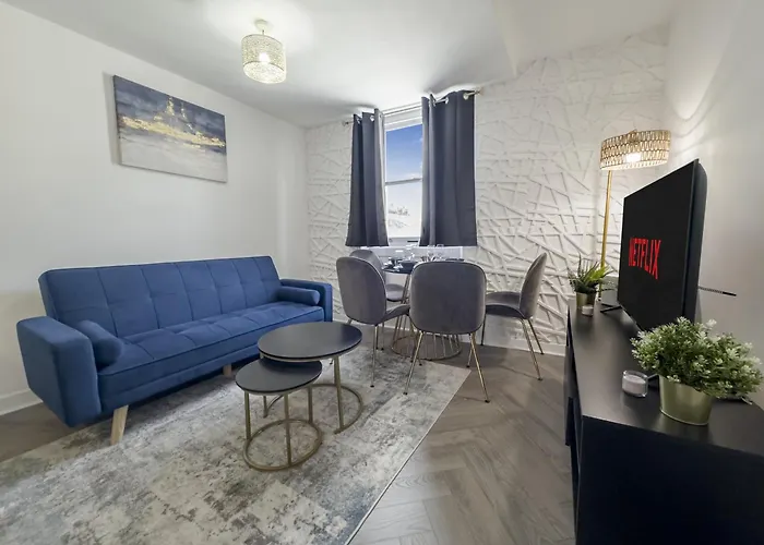 Stylish Hyde Park 3 Bedroom Apartment