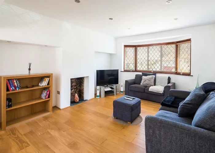 Elegant 2Bd House With Garden And Decked Patio