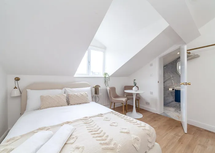 Stunning Serviced Apartments W Great Location - Perfect For Corporate,Contractors And Leisure Clients- Off Street Parking Available