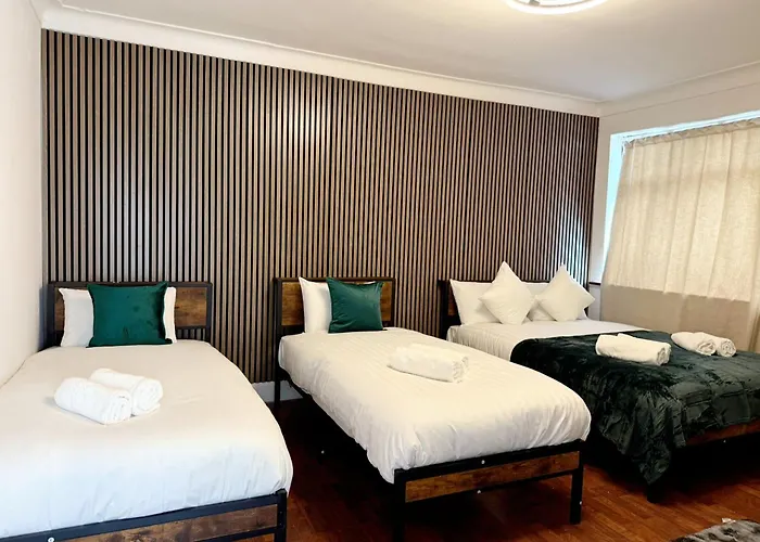 Be-1St Floor Quad Room In Wembley!