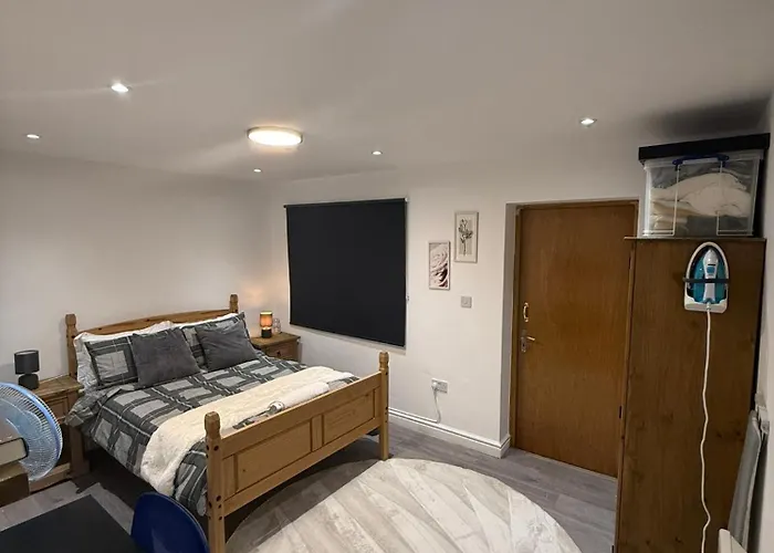 Entire One Double Bedroom Apartment With Living Room And Garden