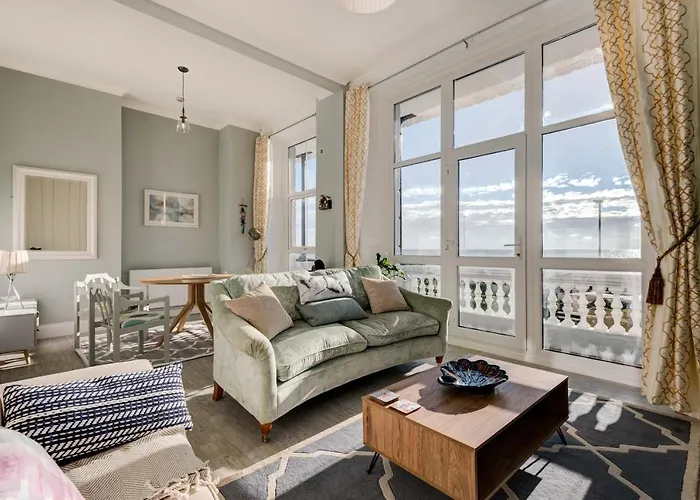 No.6 Beautifully Presented Seafront Apartment