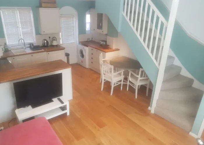 Beautiful 2 Bedroom Cottage In The Heart Of Greenwich