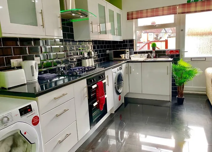 London 2 Bedroom Apartment, Kitchen, Reception And Private Garden