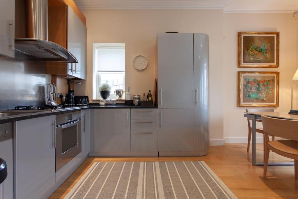 Cg1 - 2 Bedroom Apt, Kensington Garden Square View Apartment London