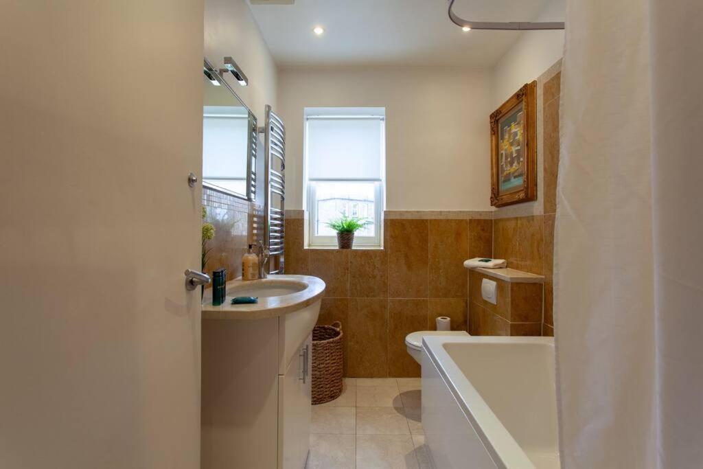 Cg1 - 2 Bedroom Apt, Kensington Garden Square View London