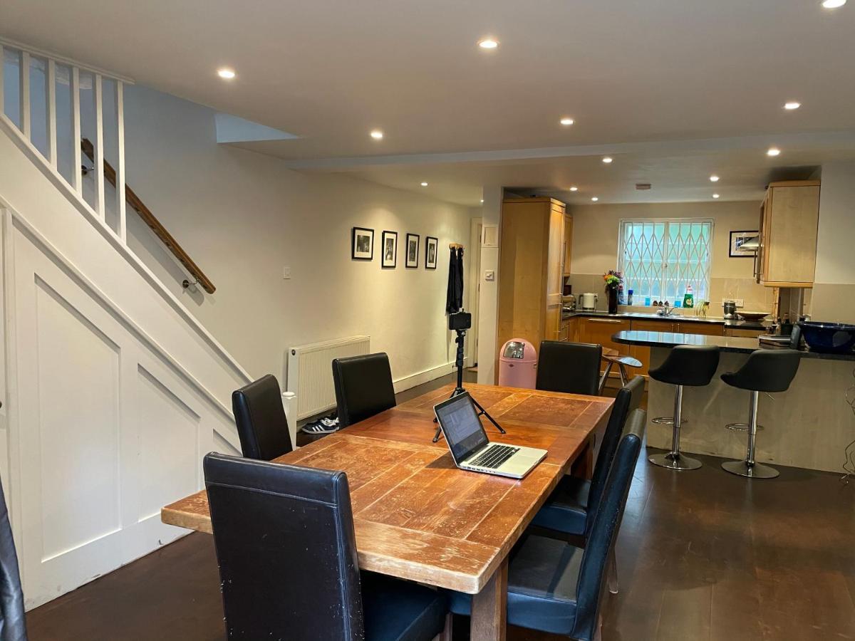Luxury Central 3 Bedroom Family House Feriehus London