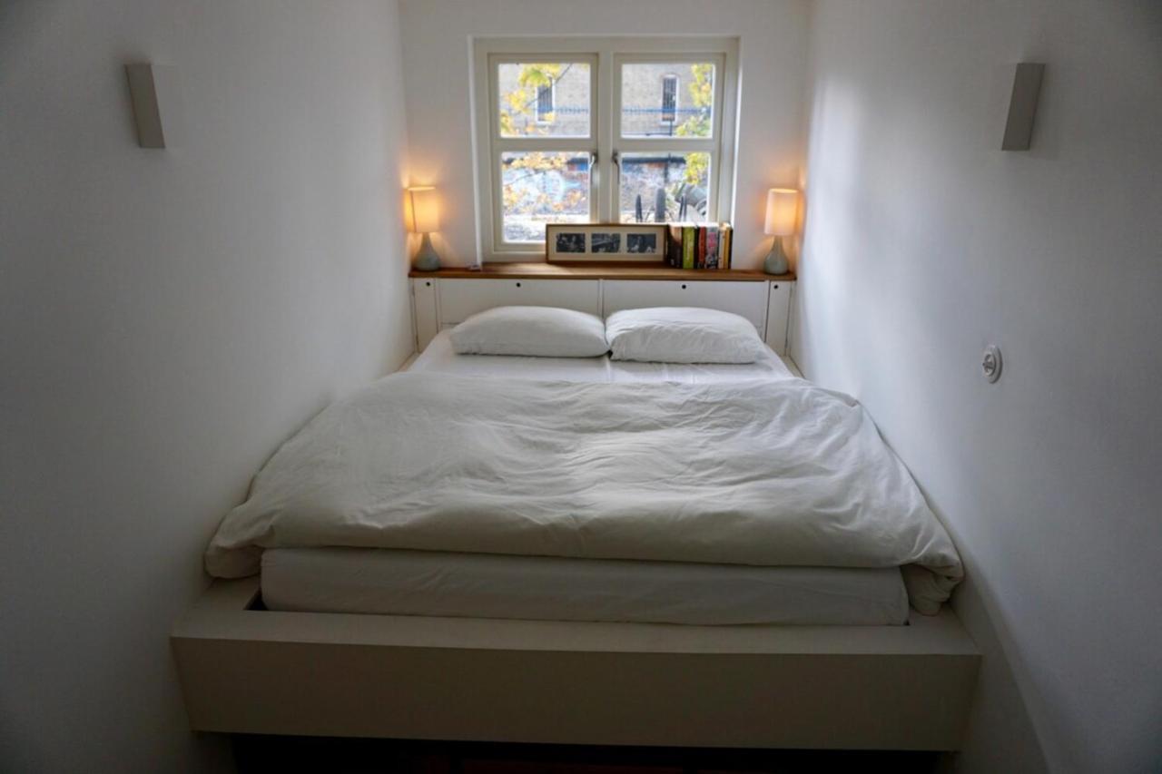 Beautiful Canalside 1-bedroom Flat With Terrace Leilighet