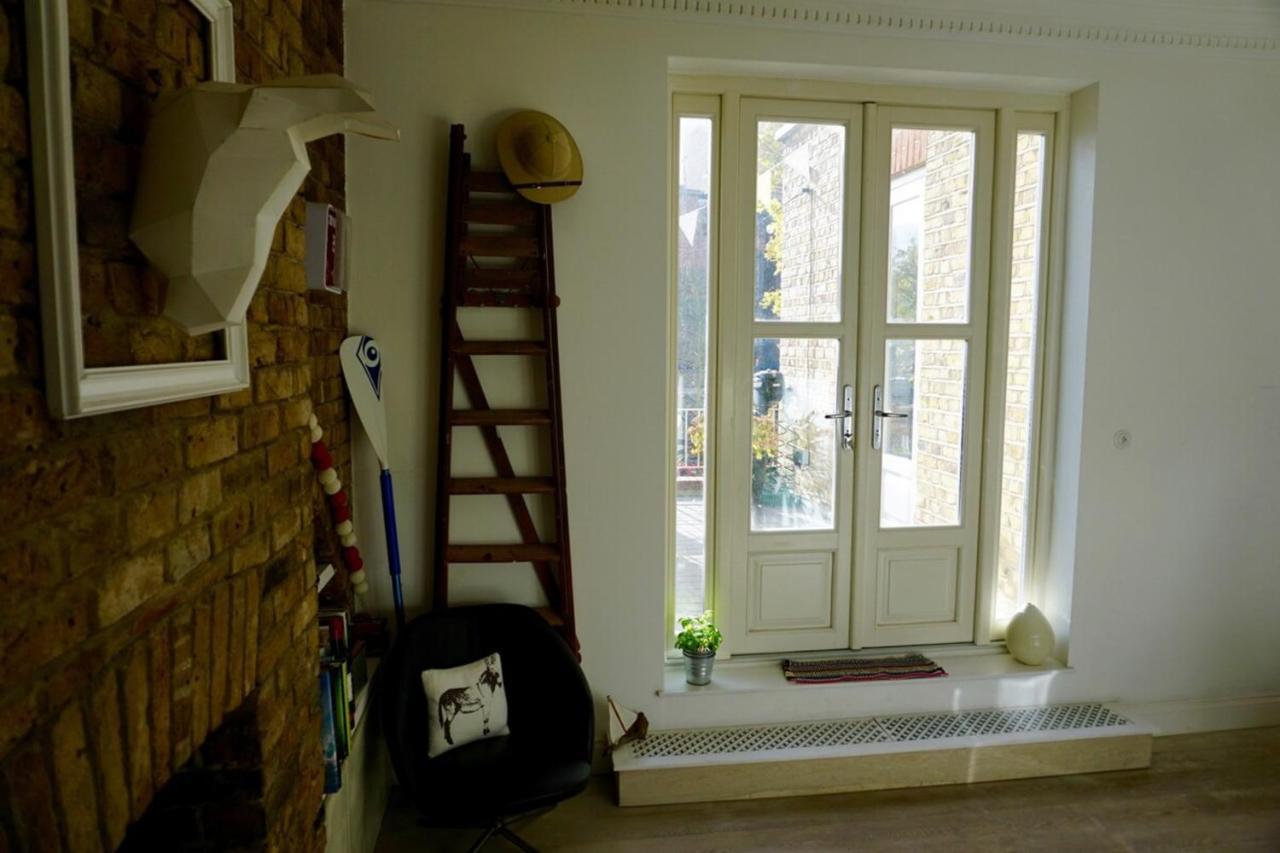 Beautiful Canalside 1-bedroom Flat With Terrace Leilighet