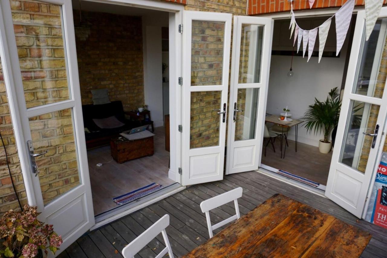 Beautiful Canalside 1-bedroom Flat With Terrace Leilighet London