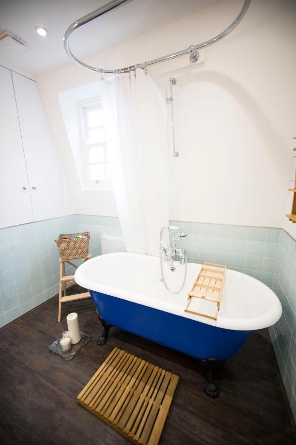 Luxury Bed Just Off The Canal Guest house *