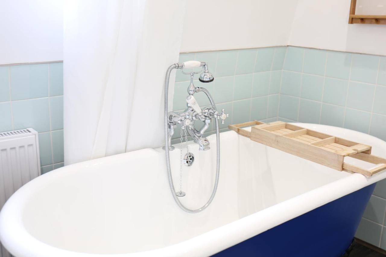 Luxury Bed Just Off The Canal Guest house London