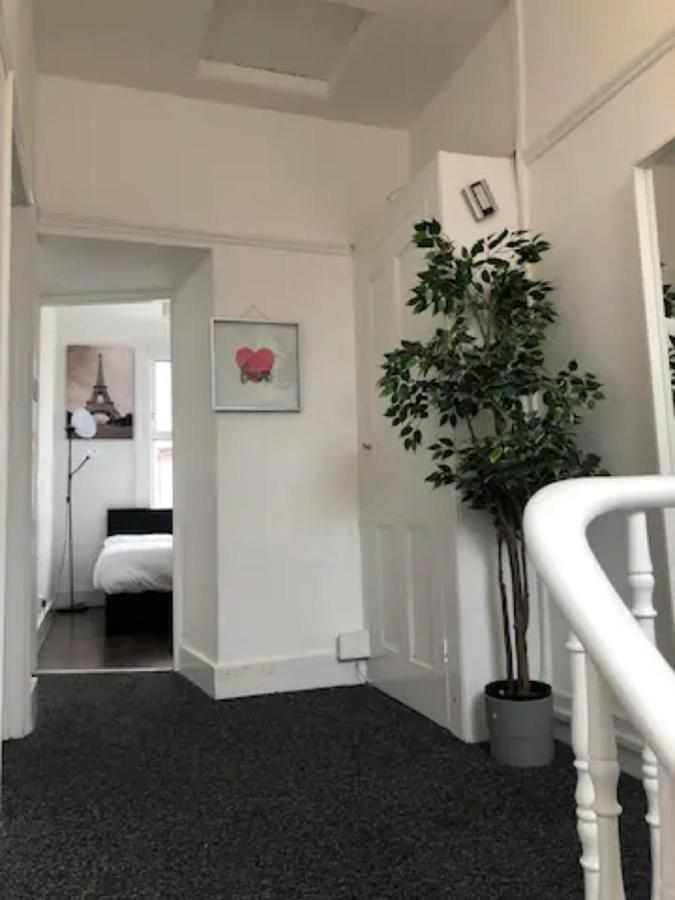 Entire 2 Bed-Room Flat Near Portobello Market Apartment *