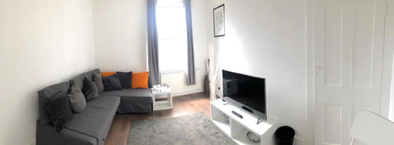 Entire 2 Bed-Room Flat Near Portobello Market Apartment