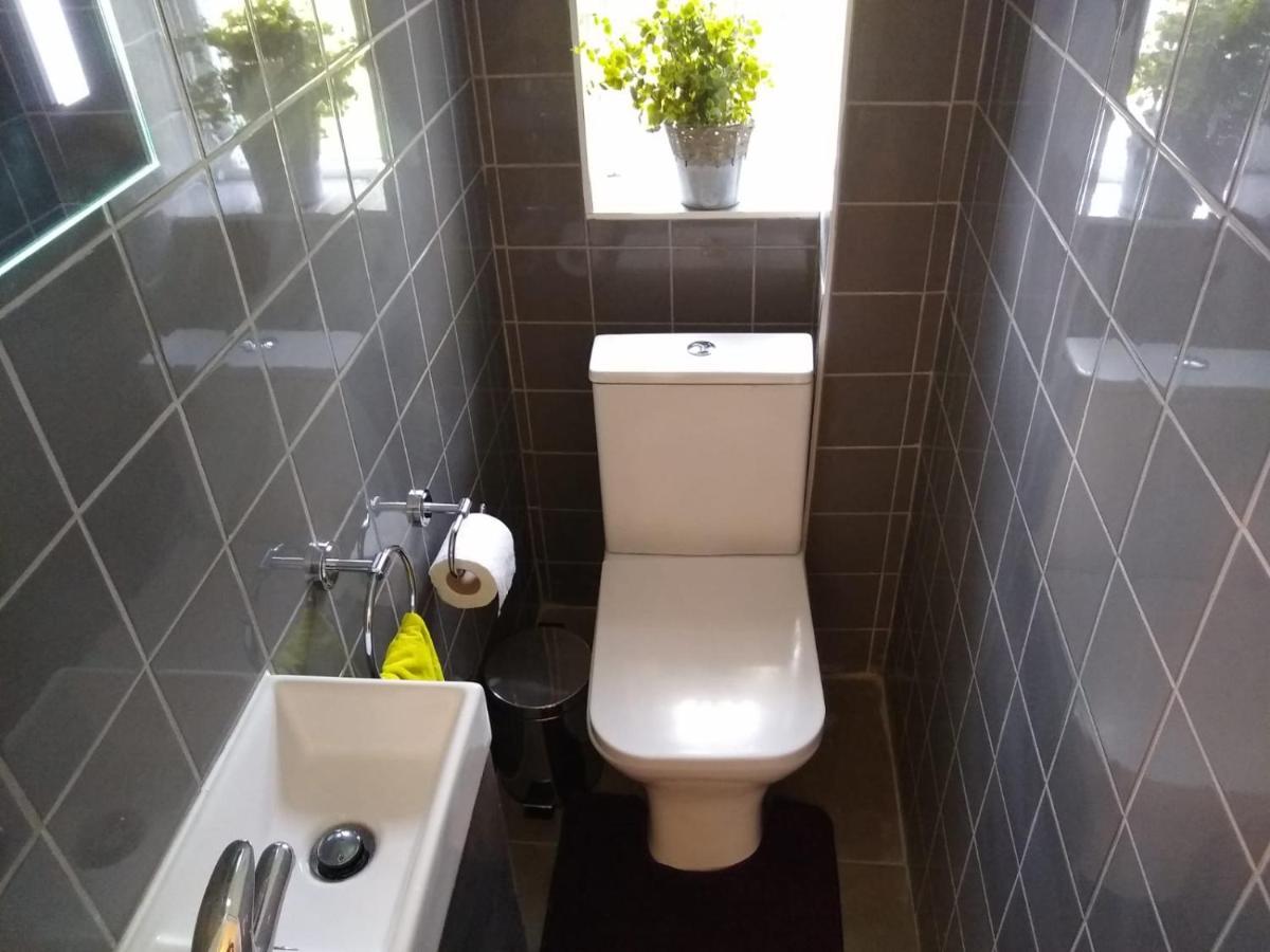 Gjestgiverier Acton Roomz London