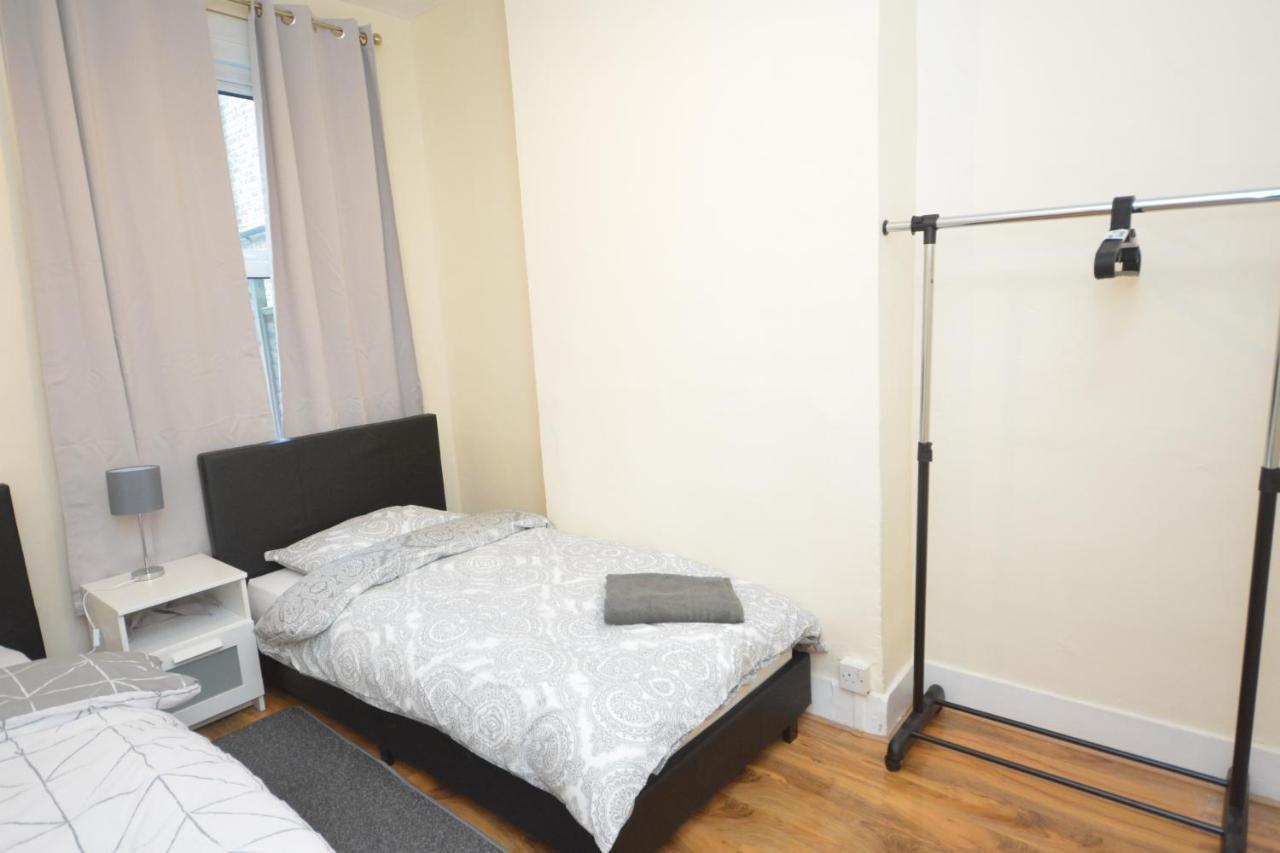 Сasa de vacaciones Cheerful 4 Bedroom House In Greater *