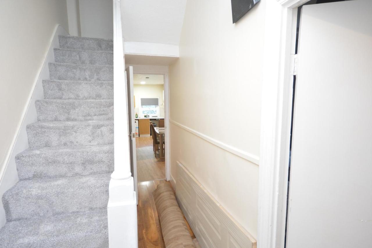 Сasa de vacaciones Cheerful 4 Bedroom House In Greater *
