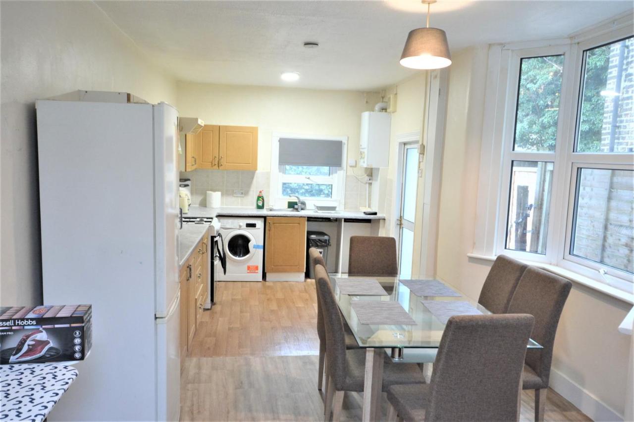 Cheerful 4 Bedroom House In Greater Сasa de vacaciones Londres