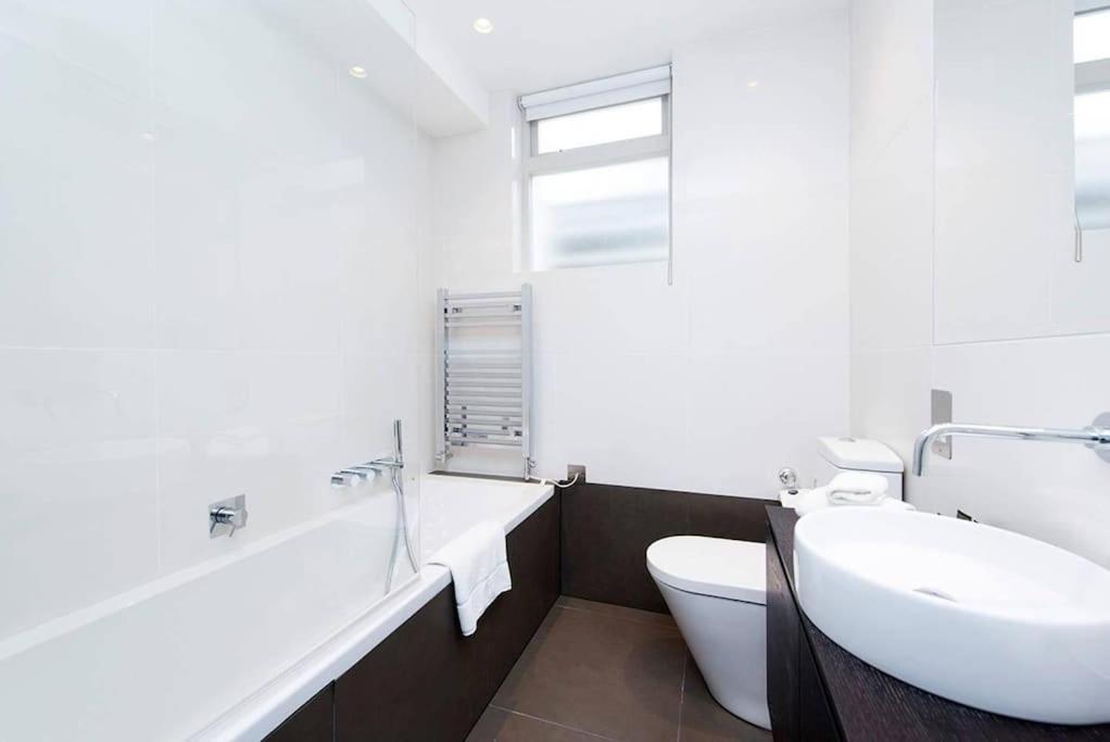Beautiful 2br Flat With Free Parking In West Apartment *
