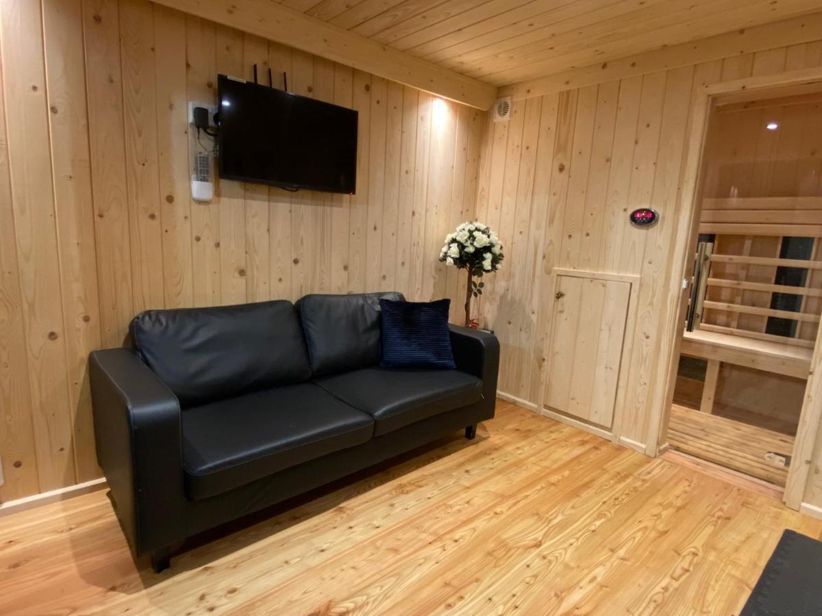 Luxury Sauna Jacuzzi Excel Canary Wharf Zone 2 Villa
