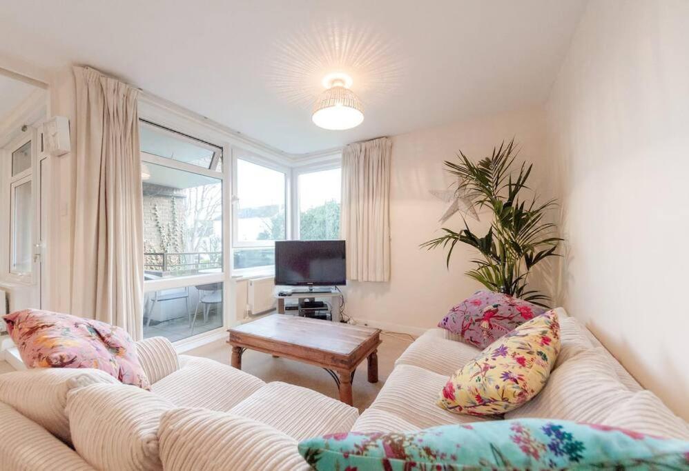 Spacious Two Double Bedroom Flat Londen