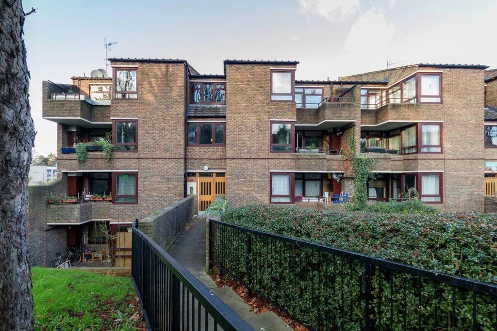 Appartement Spacious Two Double Bedroom Flat Londen