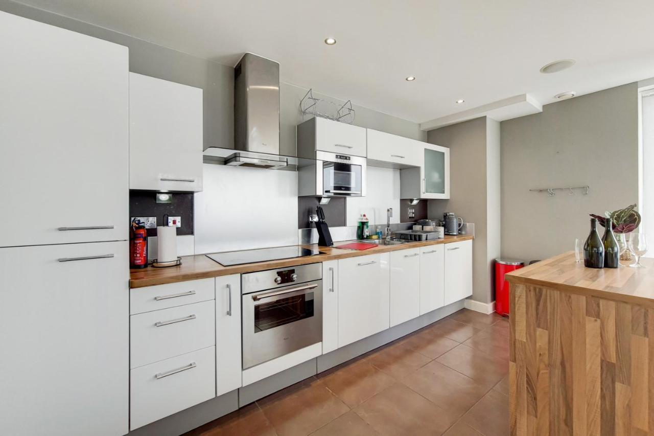 Apartment Deluxe Three Bedroom By Excel London