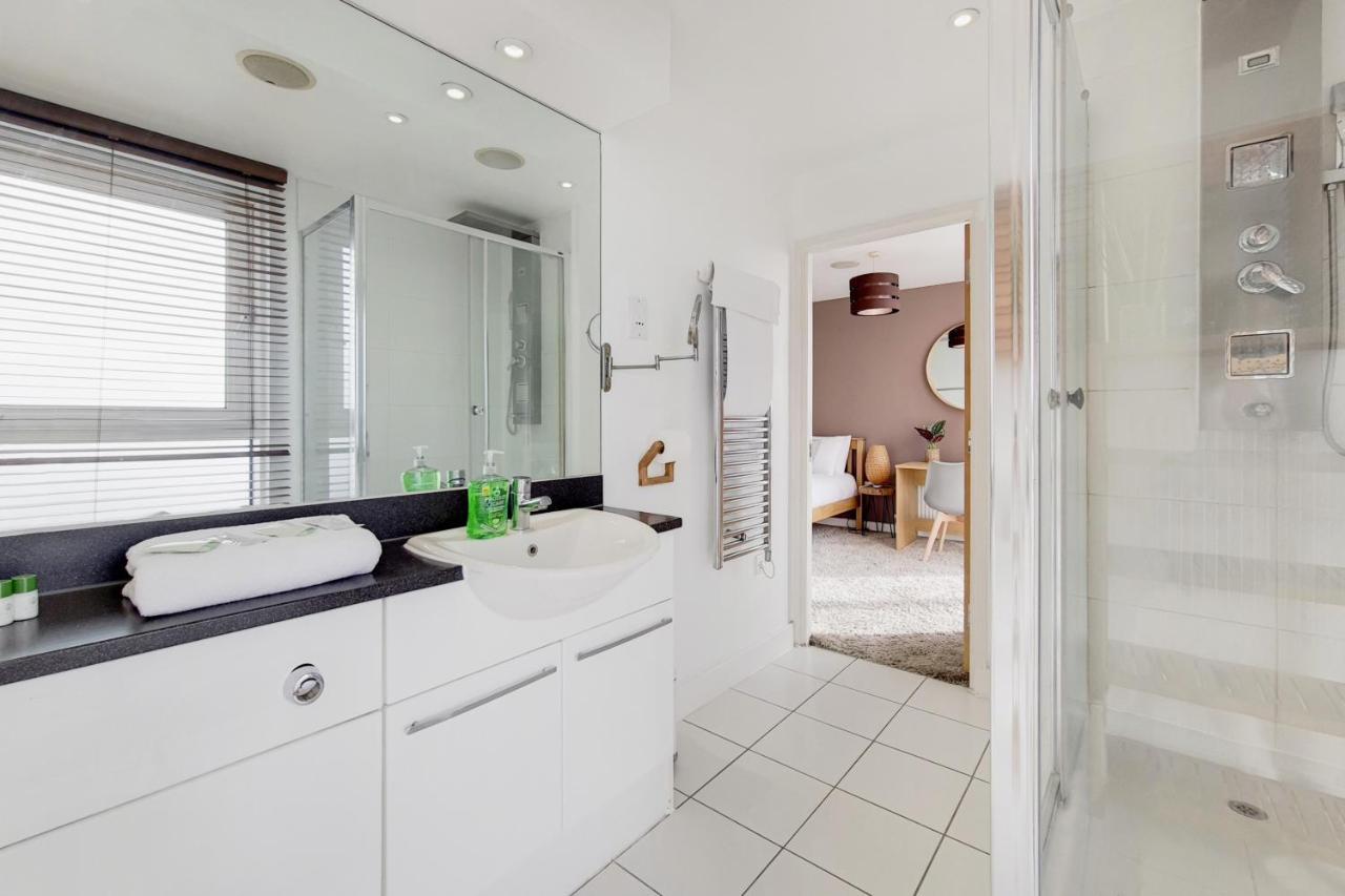 Deluxe Three Bedroom By Excel * London