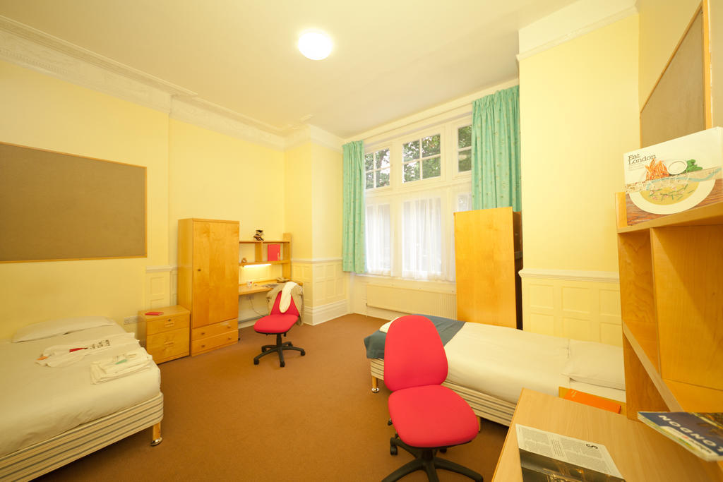Evelyn Gardens Hostel *