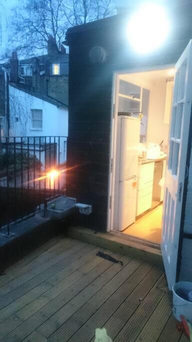 Flat. Georgian Terrace. Bright.