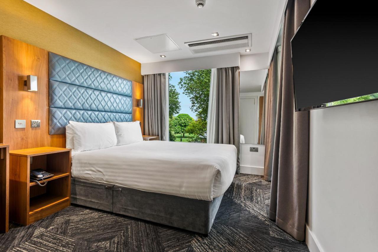 Roomzzz Stratford Apartahotel