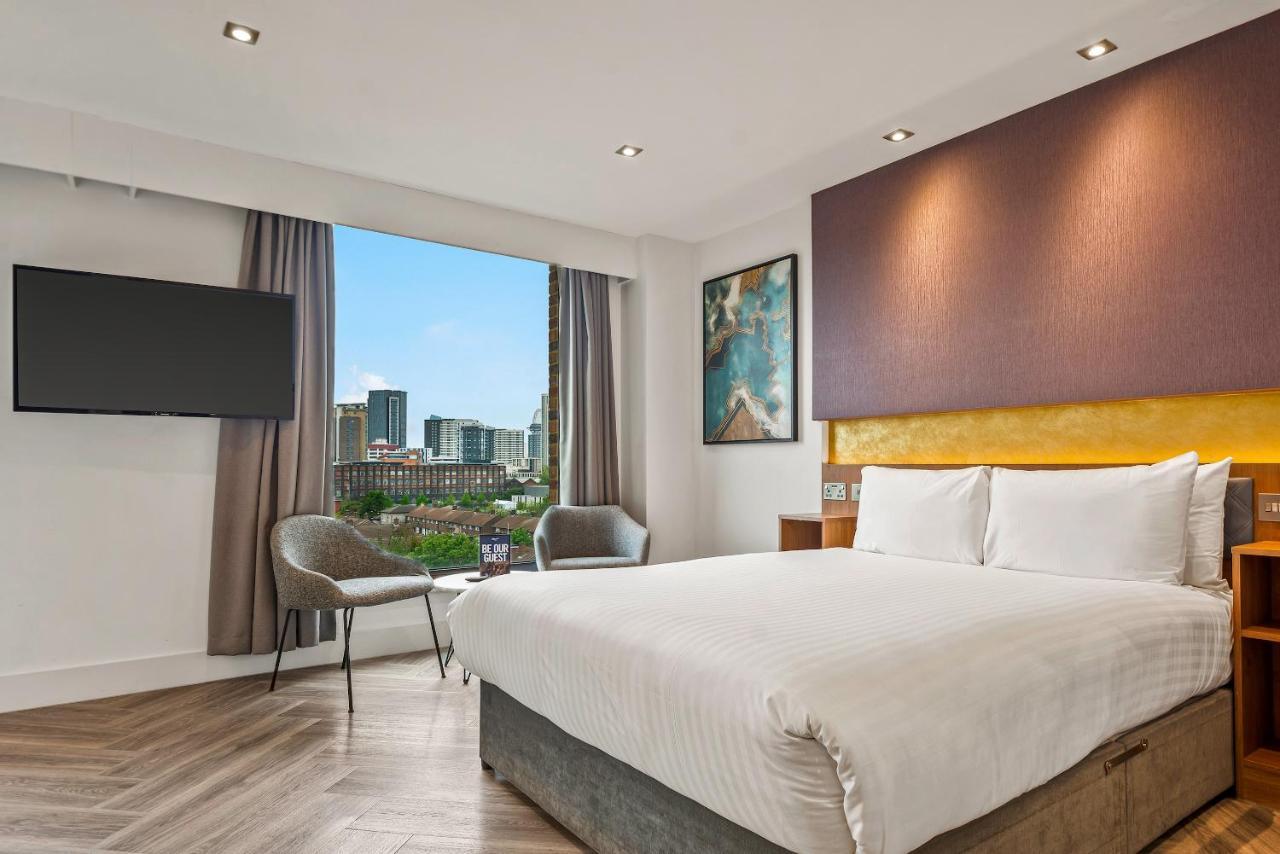 Roomzzz Stratford Apartahotel 4*