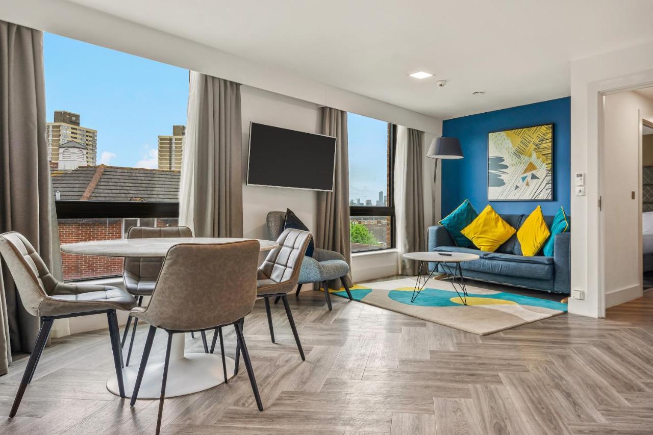 Roomzzz Stratford Apartahotel