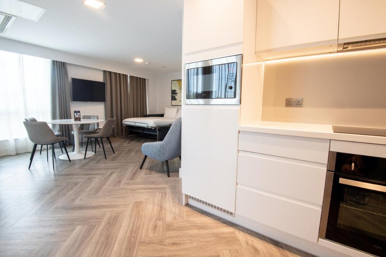 Roomzzz Stratford Apartahotel