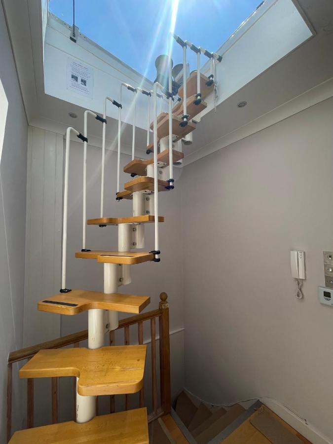 Sunny 2 Bedroom, 2 Bathroom In * London