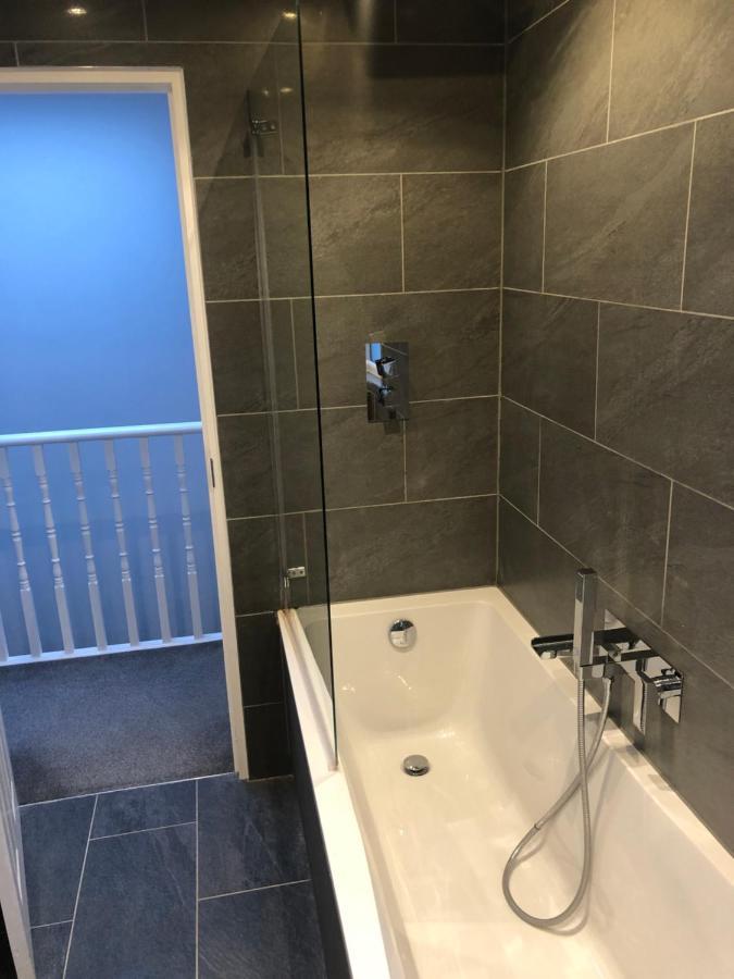 Great 4 Bedroom In Tooting * Londres