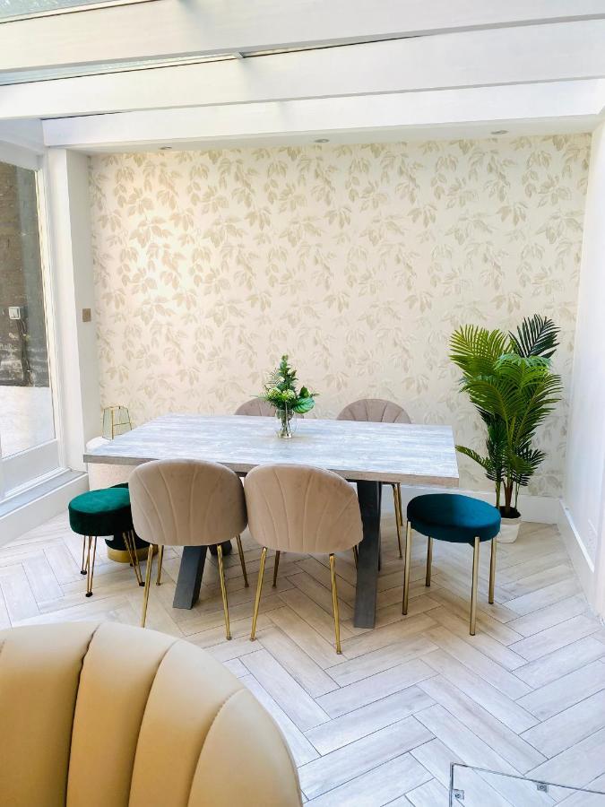 Modern Luxurious 3 Bed Flat With Private Garden & Bbq London