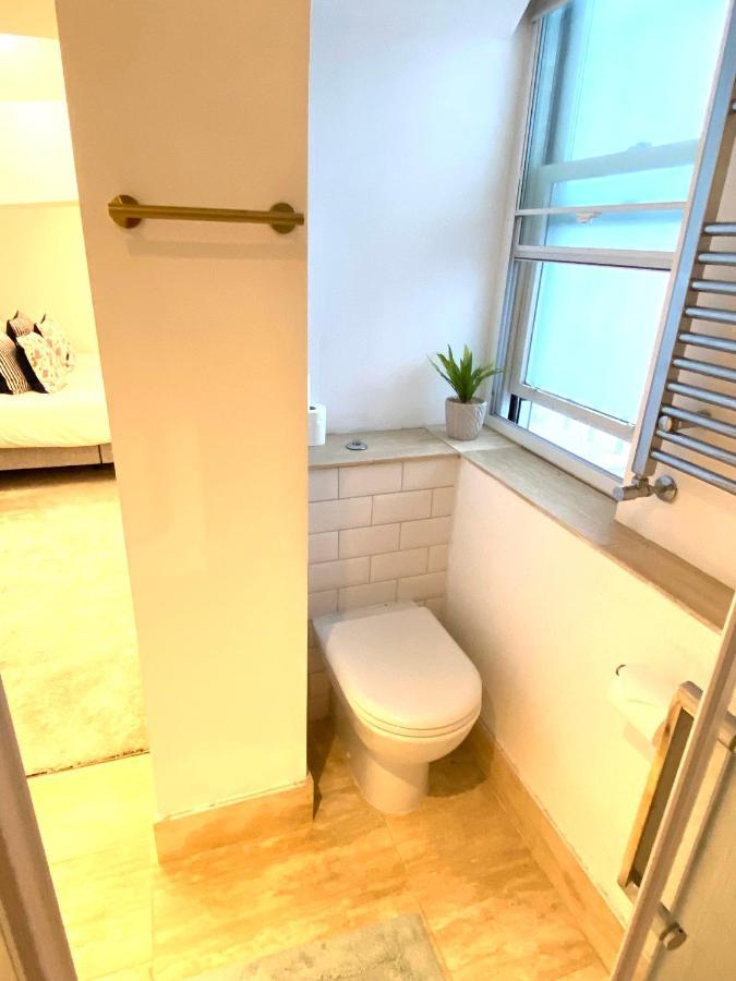 Modern Luxurious 3 Bed Flat With Private Garden & Bbq * London