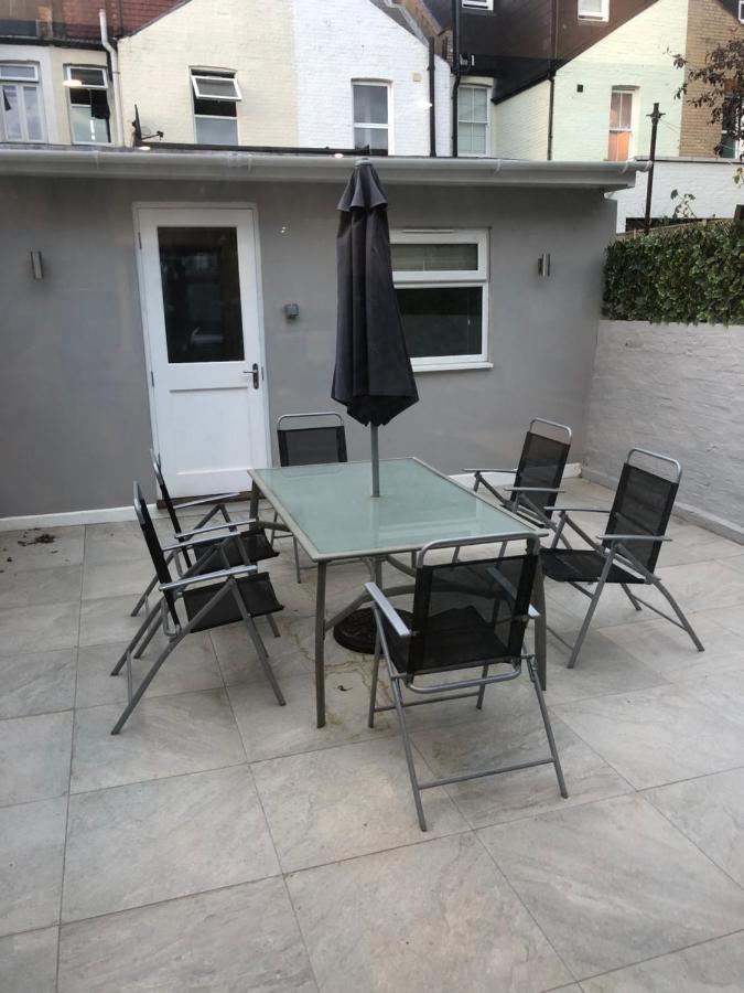 Great 4 Bedroom In Tooting * Londres