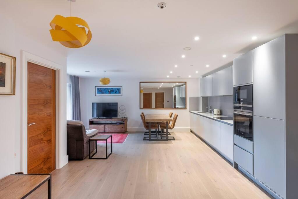 Stylish 2 Bed 2 Bath In Highgate & Free Parking *